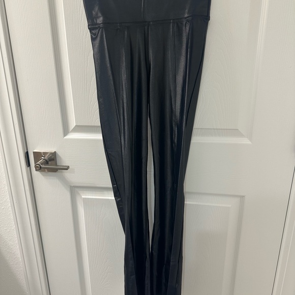 Carbon38 black flared leggings in Takara Shine - Picture 13 of 13